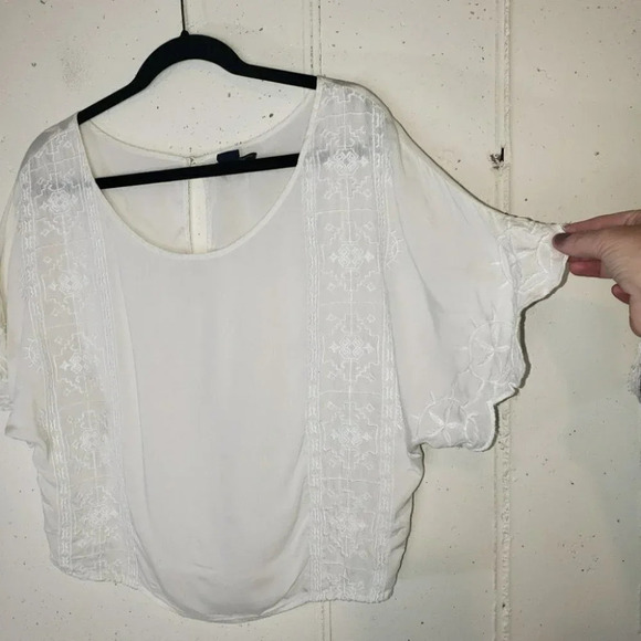 AEO XS white embroidered top w/ scalloped trim - Picture 2 of 5